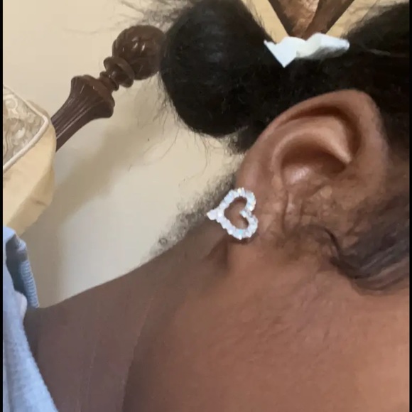 💖 18k White Gold Filled CZ Diamond Heart Earrings - Picture 8 of 16